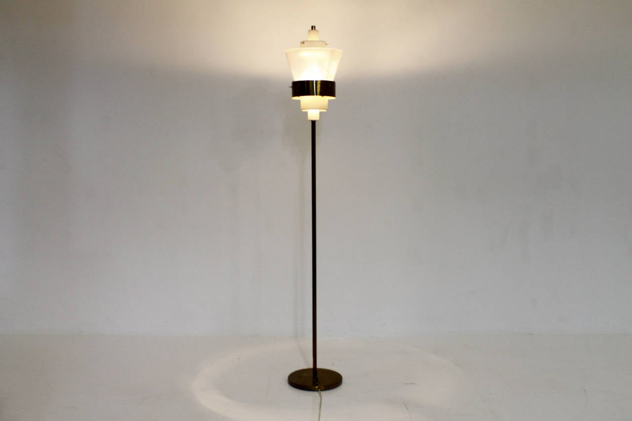 Stilnovo Floor Lamp in Brass and Lucite, Italy, circa 1950s im Zustand „Gut“ in Frankfurt / Dreieich, DE