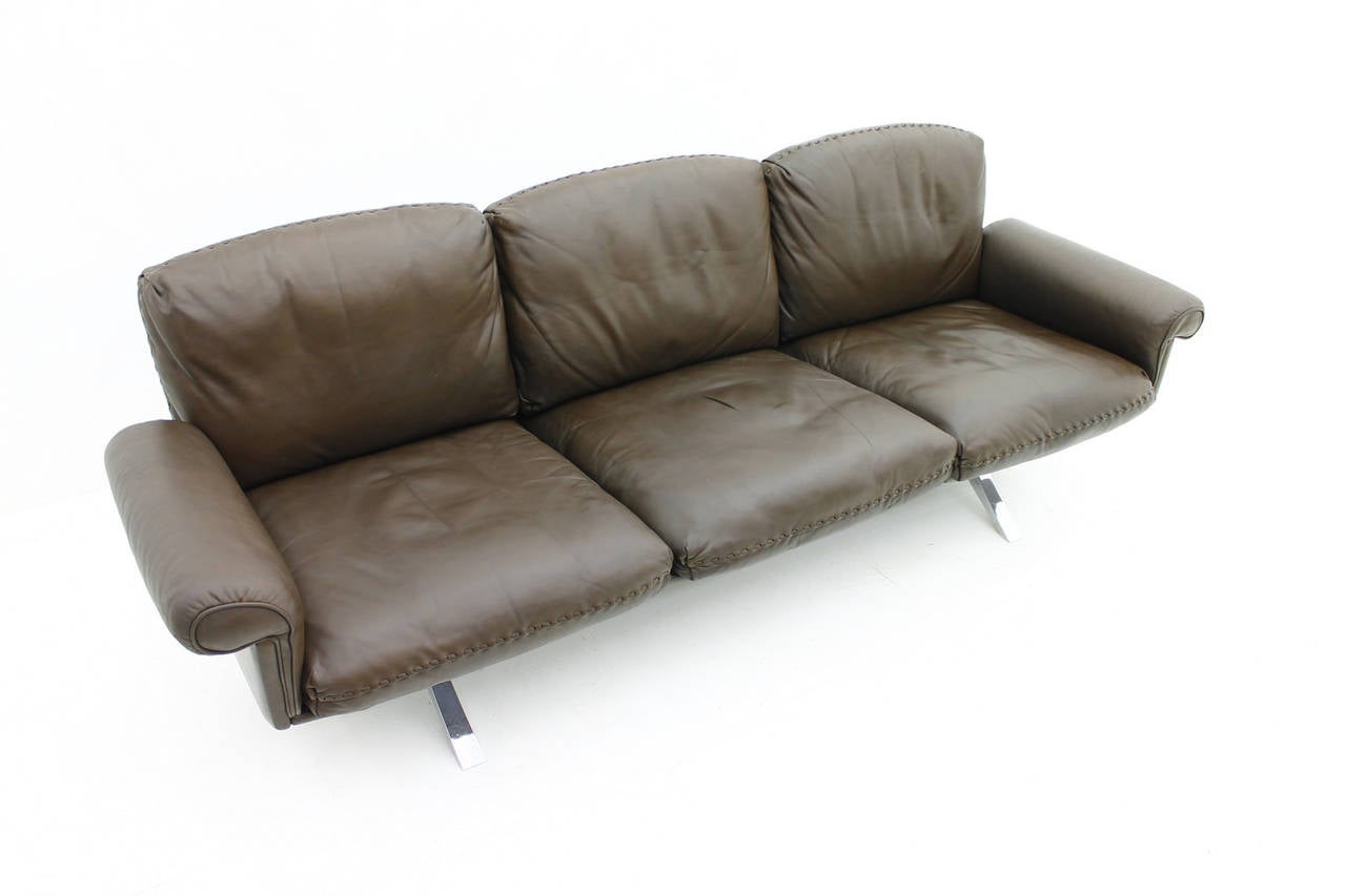 Three-Seat Leather Sofa DS-31 by De Sede Switzerland, late 1960`s. Chromed steel, chocolate brown leather.
Very good condition!

