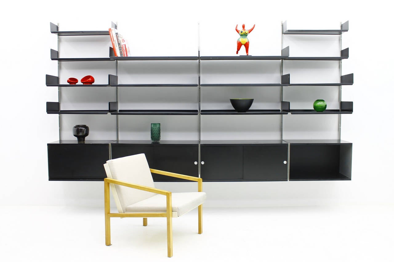 Black Shelf System 606 by Dieter Rams, Vitsoe 1966.

Four Cabinets, 14 x Metal shelves, 5 x Wall Holder

Good vintage Condition.

Worldwide shipping.