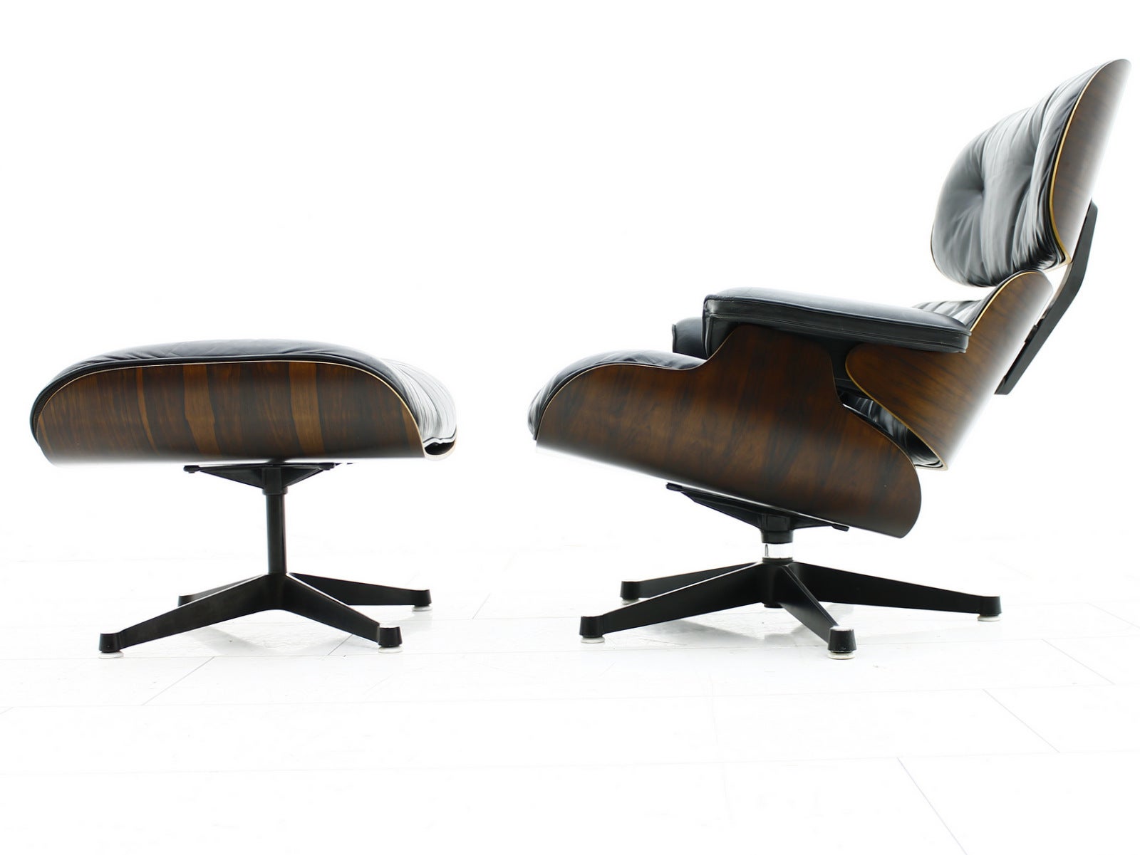 Charles 
Ray Eames Lounge Chair, Rosewood 
black Leather
