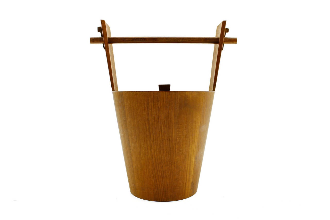 Teak Ice Bucket by  Anri Form. 
Excellent Condition.

Worldwide shipping.

