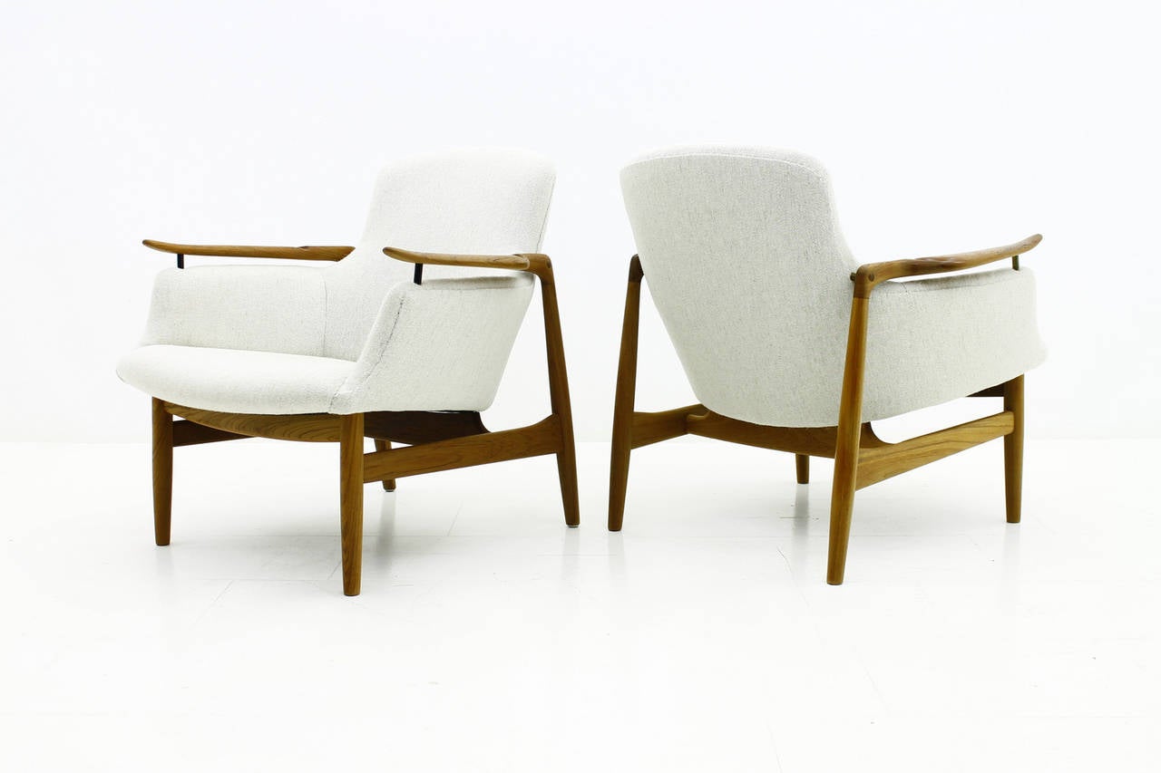 A pair of Finn Juhl lounge chairs NV 53 for Niels Vodder, Denmark, 1953.
Teak wood and fabric. Complete restored. 
Excellent condition.

  