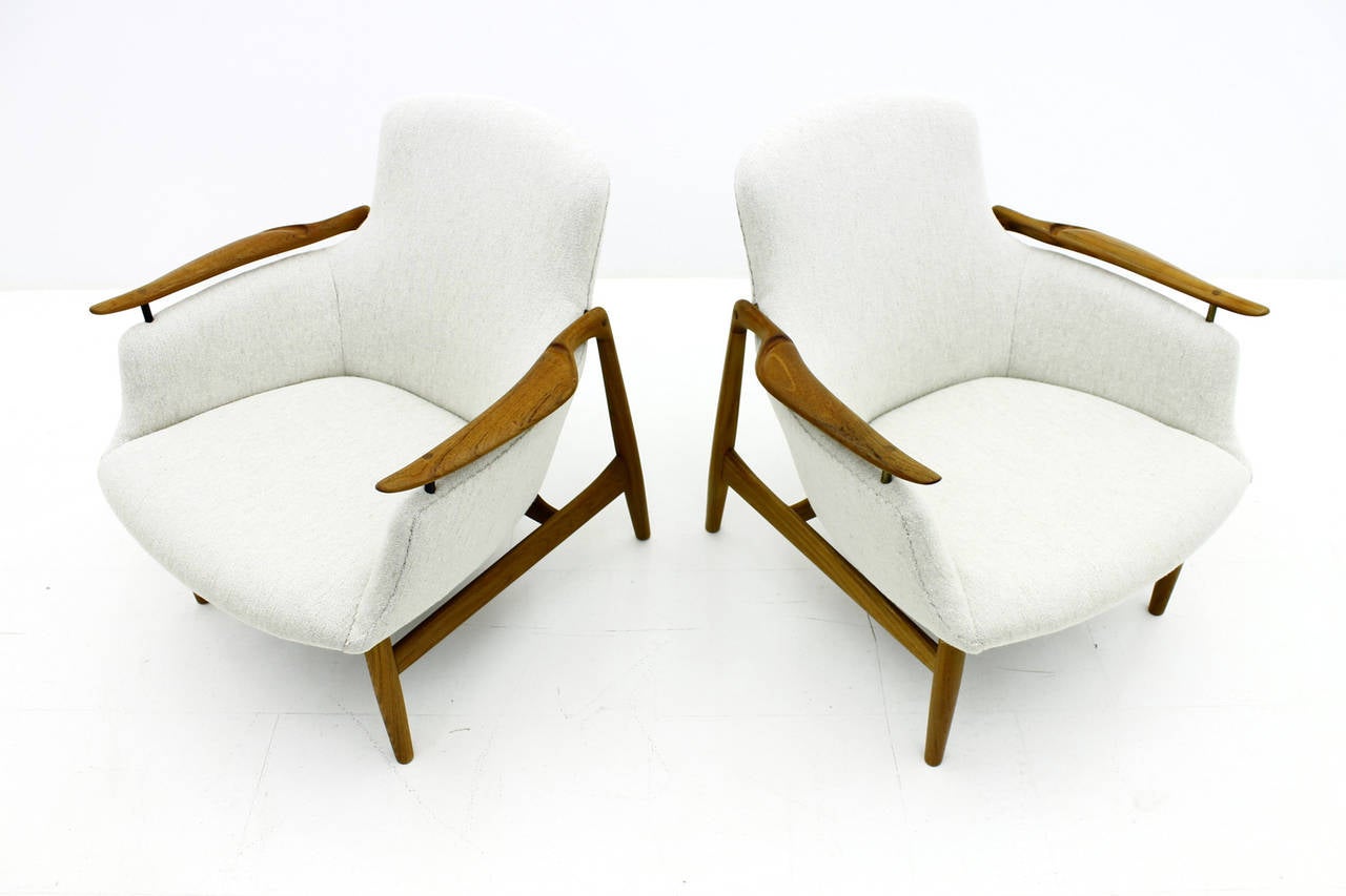 Scandinavian Modern Pair of Finn Juhl Teak Lounge Chairs NV 53 for Niels Vodder, 1953