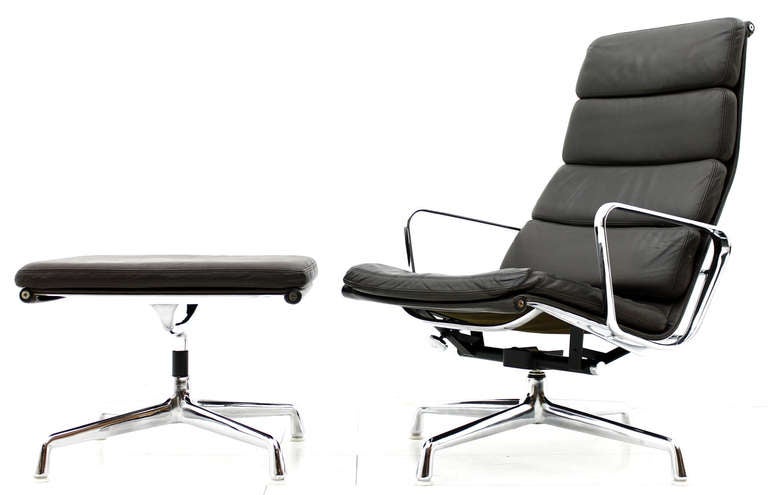 Soft Pad Lounge Chair with Ottoman, EA 222 & EA 223, by Charles & Ray Eames, 1969. This Set are from a Herman Miller Production. Dark brown Leather.
Very good Condition.