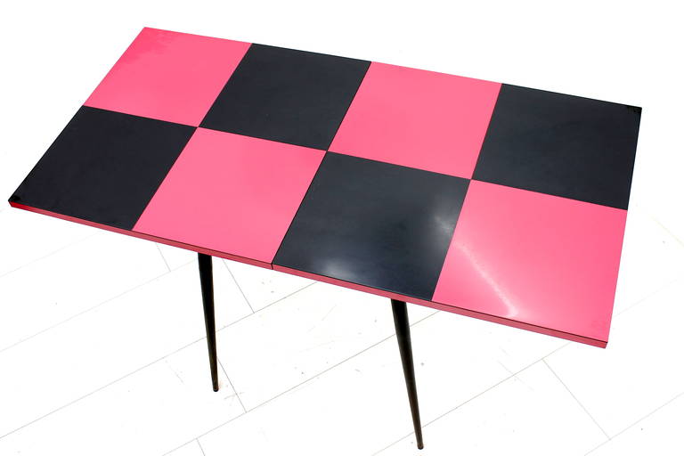 Nice Folding Table, circa 1950s, Italy. Metal Base and two Table Top with Black and Pink Laminate.
Good original Condition.

70 x 70 cm  / 70 x 140 cm
Height 81 cm.