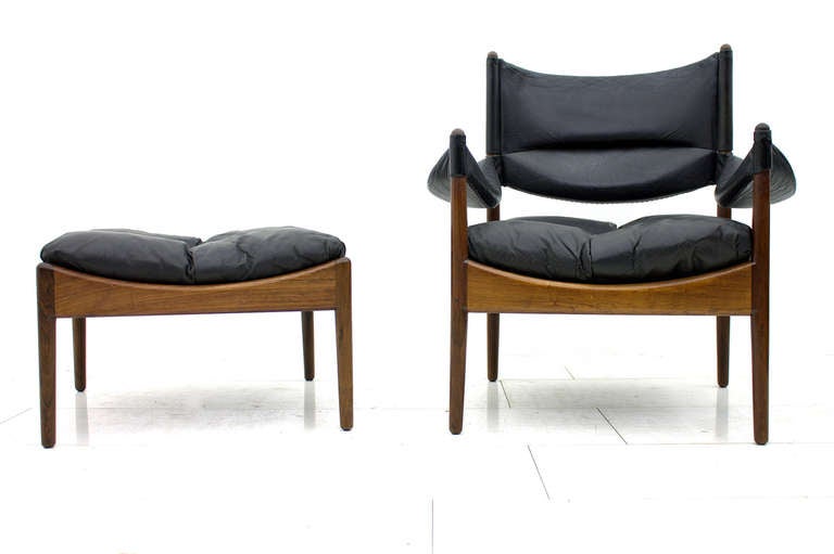 Kristian Solmer Vedel, Modus Lounge Chair with Footstool, 1963. Rosewood / Leather, Søren Willadsen, Denmark.
Good condition !