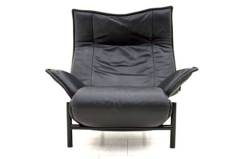 "Veranda" lounge chair by Vico Magistretti, 1983 and made by Cassina, Italy. Black leather, black metal base.
Excellent original condition.

Worldwide shipping.