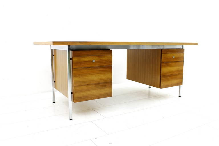 Schöner Schreibtisch von Florence Knoll für Knoll Int. ca. 1955. Modell 1503E. 
Wallnut mit Chrom. 

Sehr guter Zustand.