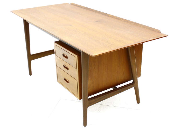 Teak Desk by Arne Vodder, vor Vamo, Denmark.
Teakwood in different colors. 

Excellent Original Condition !

We offer worldwide shipping. Please contact us for a transport offer for a delivery to your door.