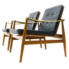 Ein Paar Finn Juhl Lounge Chairs:: Spade FD 133:: Leder & Teakholz