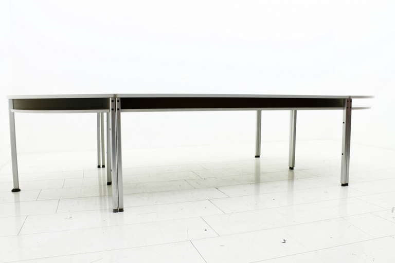 4 Tables together to make a large conference Table from the Program 570, Dieter Rams, 1957 for Vitsœ, Germany. Aluminum, laminate. Rarely the two round elements.
Very good original condition!