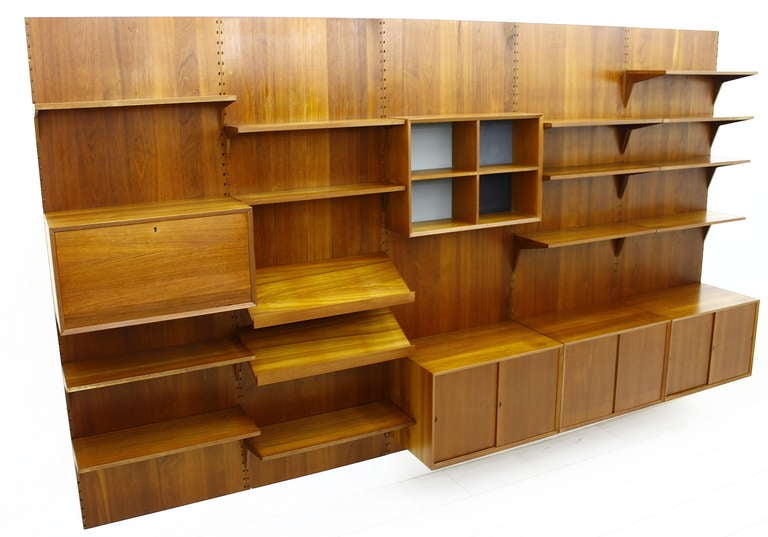 Large Wall Unit in Teakwood by Poul Cadovius, 1959. Made by Cado Denmark.

5 x Wall Panels 80 x 230 cm (Total 400 cm)
3 x Cabinet 80 x 51 x 46 cm (W x H x D)
1 x Cabinet / Bar 80 x 38 x 42 (W x H x D)
1 x Cabinet / Rack 80 x 57 x 24 cm (W x H x