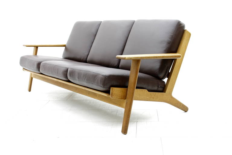 Hans J. Wegner three-seat sofa GE 290 GETAMA oak and leather, Denmark, 1960s.
Excellent condition.

Worldwide shipping.
 