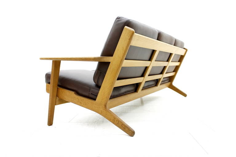 Scandinavian Modern Hans J. Wegner Sofa GE 290 for GETAMA in Oak and Leather, 1960s For Sale