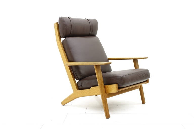 Scandinavian Modern Hans J. Wegner Lounge Chair Ge 290, GETAMA Denmark, Oak and Leather
