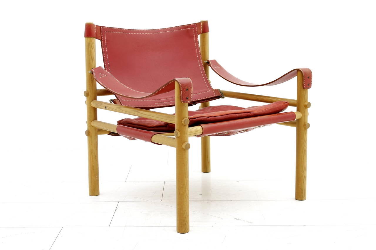 Beautiful Arne Norell safari chair in red leather, Sweden, circa 1960s.
Solid ashwood, red Leather. 
Very good condition. Nice Patina.

Worldwide shipping.