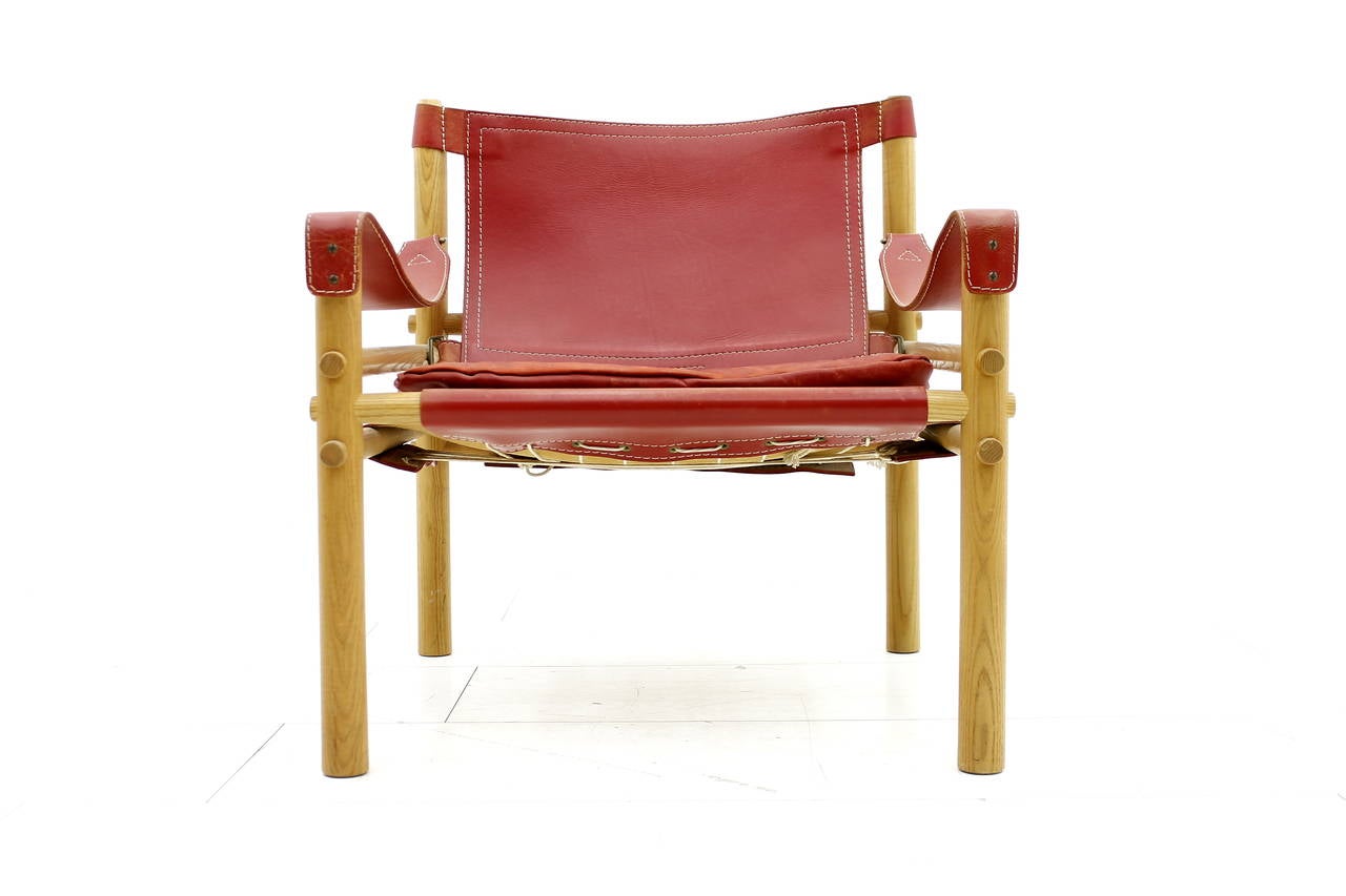 Arne Norell Safari Lounge Chair in Red Leather, Sweden, 1960s In Excellent Condition In Frankfurt / Dreieich, DE