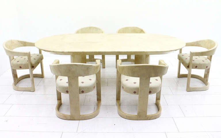 Dining Set by Karl Springer, United States.
Large Goatskin Dining Table and six Onassis Goatskin Armchairs from 1984.

Table: Length 233 cm, D 112 cm, Height 75 cm
Chairs: Height 75 cm, Wide 61 cm, Depth 52 cm, SH 47 cm.

Very good Condition !