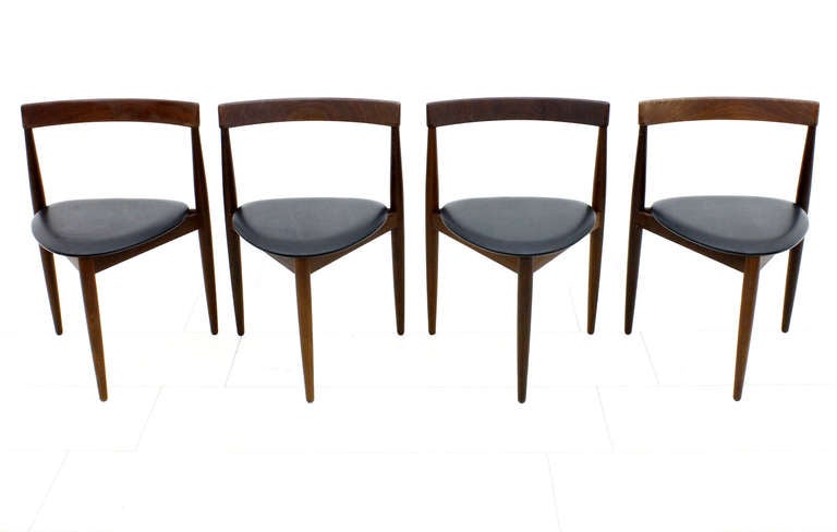 A beautiful Dining Set by Hans Olsen for Frem Røjle 1964, Denmark.
Teak Wood Table and four Teak three Leg Chairs with Vinyl Cover.

Table: Diameter 105 cm, Height 73 cm
Chais: SH 43 cm, H 70 cm, W 50 cm

Very good Condition !