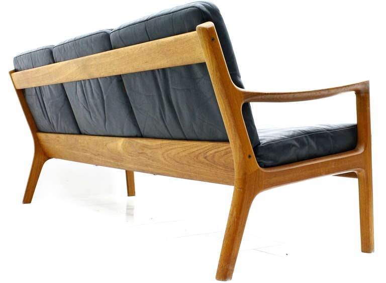 Danish Modern Teak Wood and Leather Sofa by Ole Wanscher and made by France & Son, Denmark.
Very good original Condition !