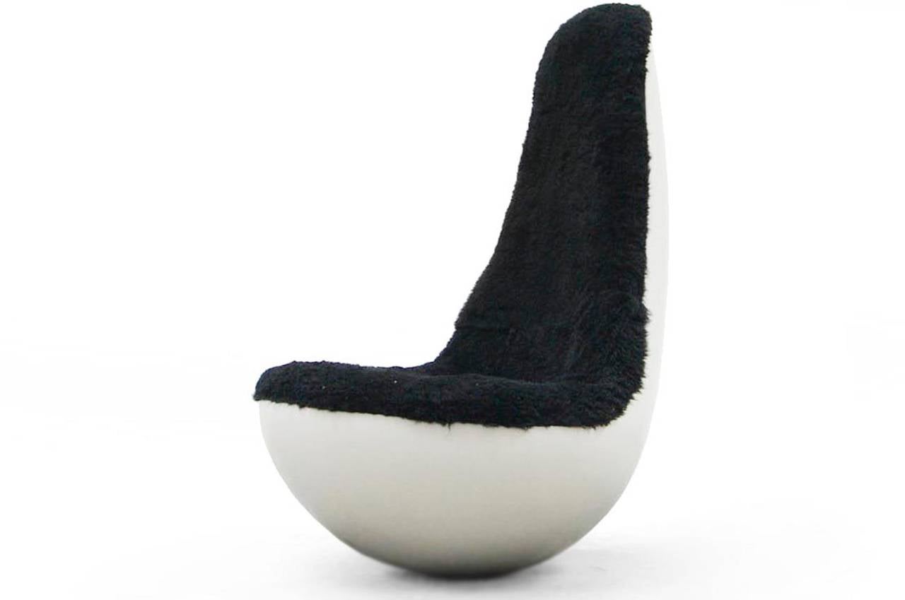 Ein auffälliger Space-Age-Design-Stuhl von Wolfgang Feierbach.
Produziert 1960 - 1969.
50kg Gewicht Basis | Polyesterharz-Eisenpulver-Gemisch.
Schwarze Schafwolle.
Dieses Stück wäre ein Blickfang in Ihrer modernen Umgebung.