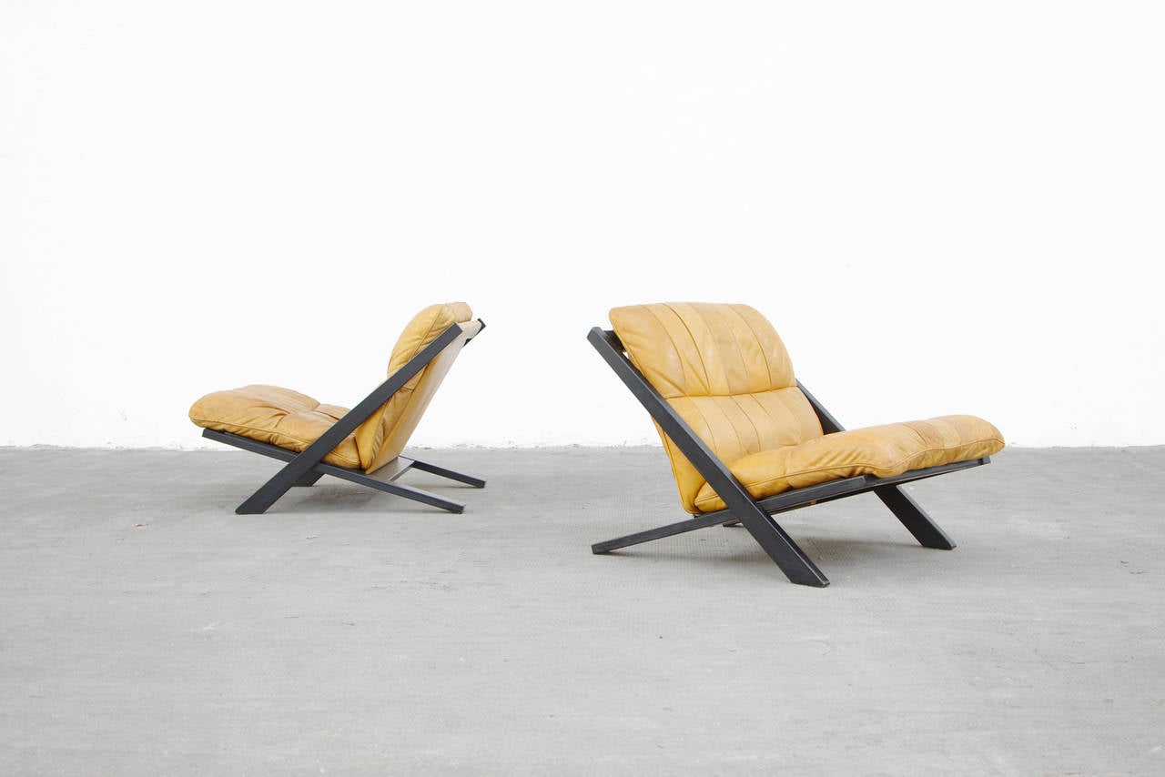 A rarely seen lounge chair set by Ueli Berger for De Sede.
This set has a black painted wooden base.
The original cognac leather makes a wonderful contrast to the base construction.
Wear consistent with age and use.