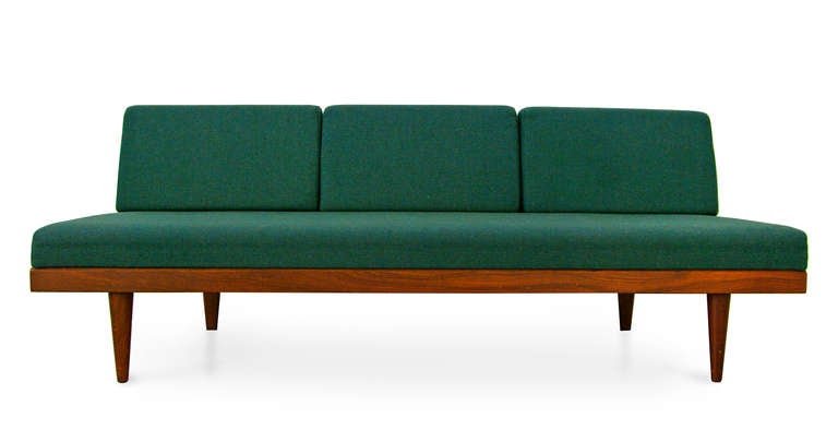 Un fantastique canapé multifonctionnel de Swane Norway.
Cette pièce sert de lit de jour confortable pour regarder la télévision ou simplement pour se détendre.
mais se transforme également en lit pour les invités ou pour faire une sieste. 
Le