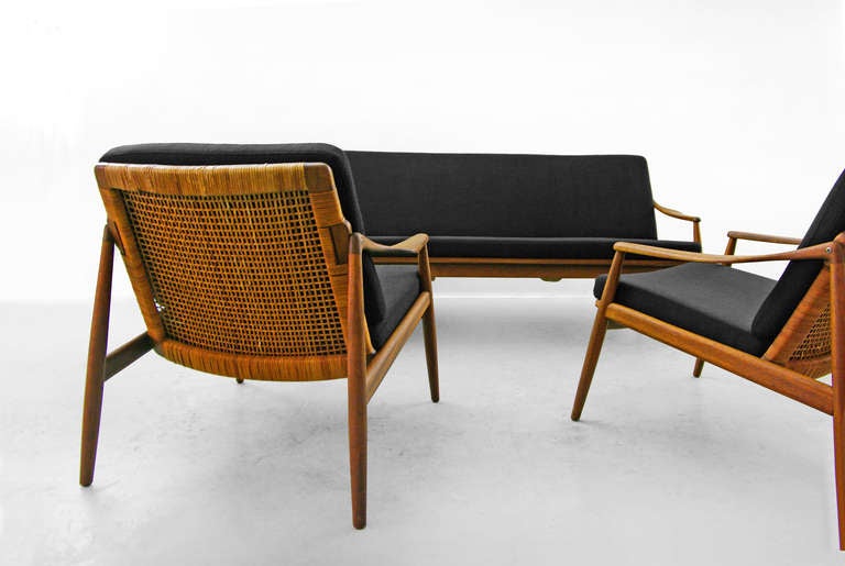A striking filigran Wilkhahn suite designed by Helmut Lohmeyer 1956.
The complex cained back and the base cunstruction is unique.
Upholstered in new black fabric.
The entire frame is constructed of gorgeaus solid teak and has some