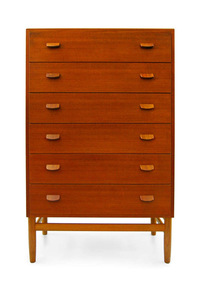 A beautiful chest of 6 drawers by Poul Volther.  The design is very classic and organic.  Adorable filigran teakwood holders.  It is in very good condition with minor traces of use.  A perfect addition to your modern environment.