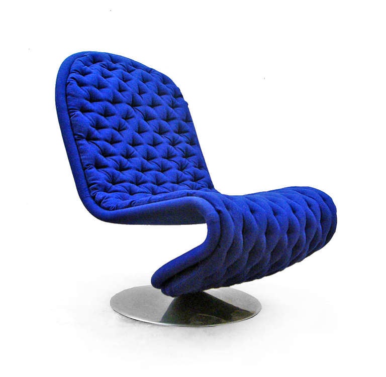 A fantastic design lounge chair.
Typical Panton organic shape, very modern and timeless.
The original blue fabric covered seat sits atop a steel plate-base. Visually, the base is very light and the seat almost seems to float above the floor. The