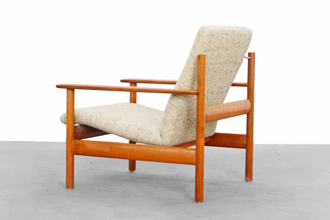 A rare easy chair by the Norwegian designer Sven Ivar Dysthe.
Classically sleek design combined with pure comfort.
The generously sized armrests and the swinging seat invite you to stay a while. 
The sturdy fabric is original and in a very good