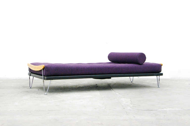 An adoreable daybed by Fred Ruf.
Black lacquered wood frame construction with applied disk,
including strained suspension, legs in chromed steel tube,
head and foot made ​​of maple wood. 
Newly upholsered in a hight quality Gabriel purple