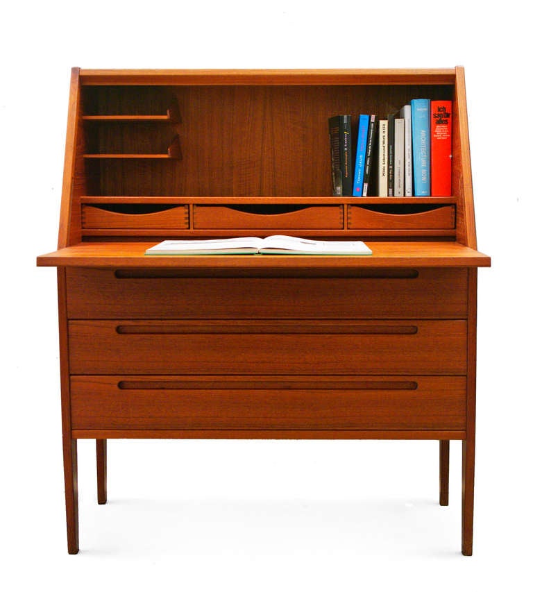 A gorgeous bureau designed by HJN Møbler.
Typical of Scandinavian design, the piece is stylish and functional and is makes for a perfect solution in small living spaces.
Of note are the handles. Inside, you will find three lovely drawers and
