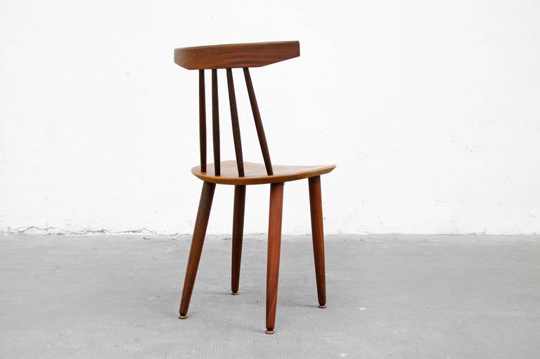 A wonderful and impressive teak chair by Poul Volther for Frem Rojle.
It is constructed of solid teak except for the beveled laminated seat.
The tapered legs and spindles add to the piece modern flare.
This chair would be a great choice to any