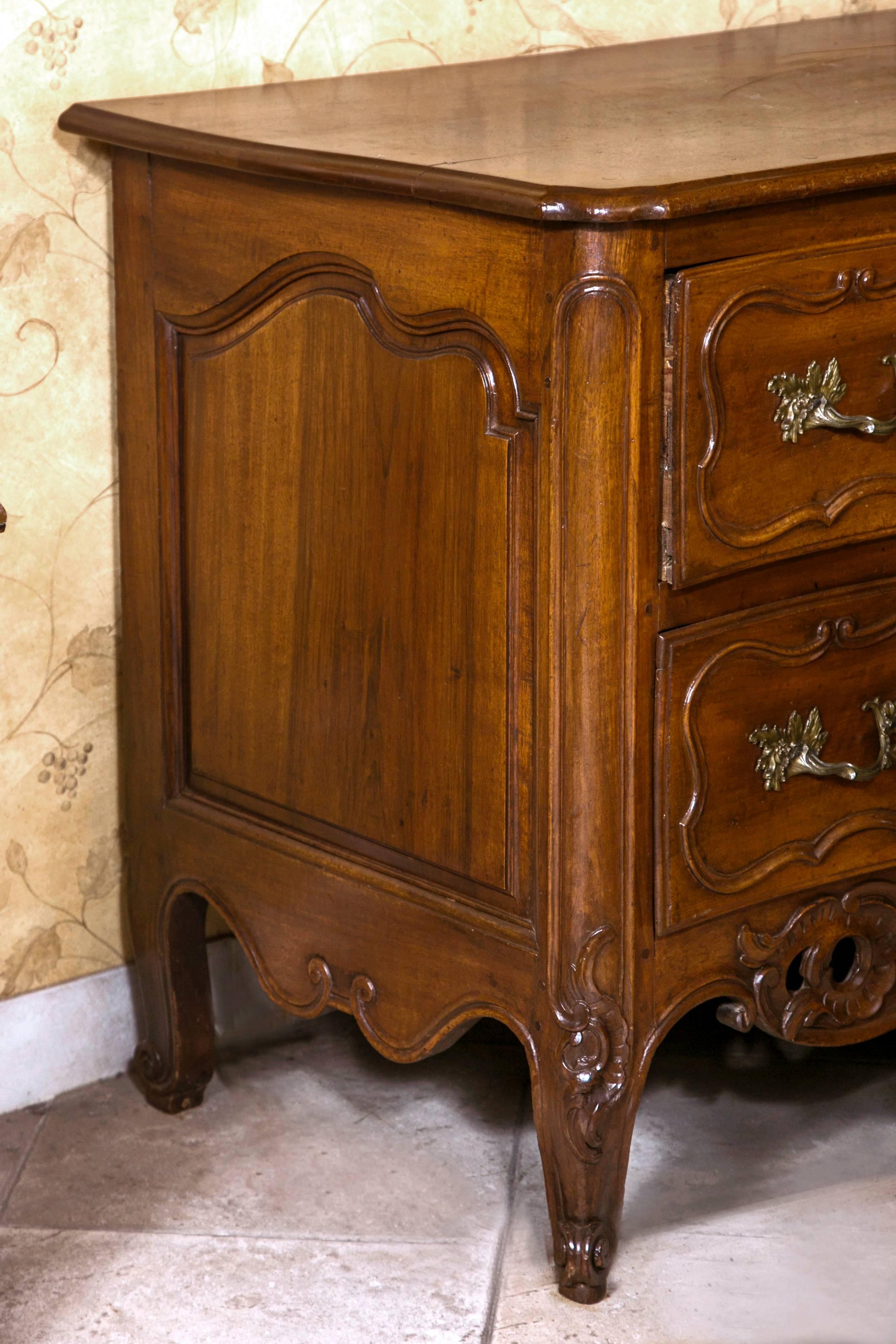 Hand-Crafted French Provençal Avignon 18th Century Walnut Commode For Sale