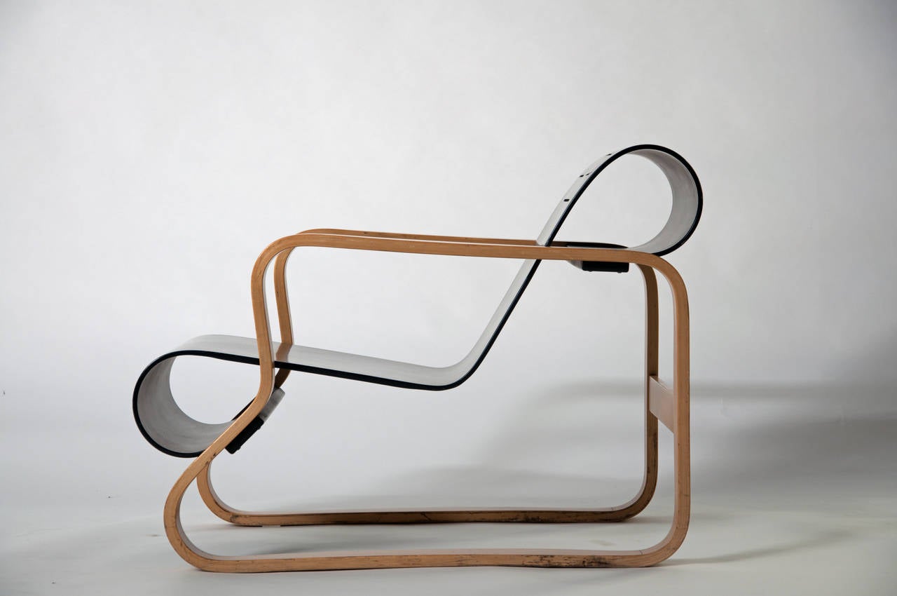 Alvar Aalto designed the so-called “Paimio Armchair Nr. 41” in 1932 for the Finish tuberculosis clinic Paimio. The use of bent plywood for the furniture followed the idea of a softer and friendlier design than tubular steel.