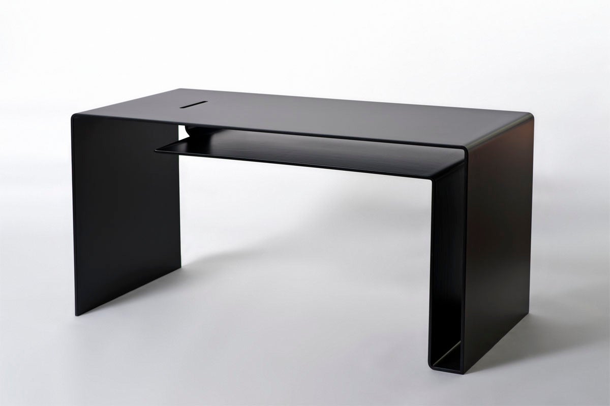 Carton Bureau Black:
Sébastien de Ganay, multi-disciplinary artist, brings to Rauminhalt the latest creation from his innovative Carton Series sculptures: a desk of purest minimalist line where fluidity meets practicality and where efficiency in