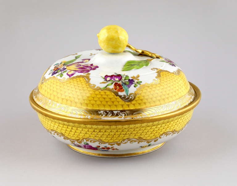 Delicate Covered Bowl With Lemon-shaped Knob