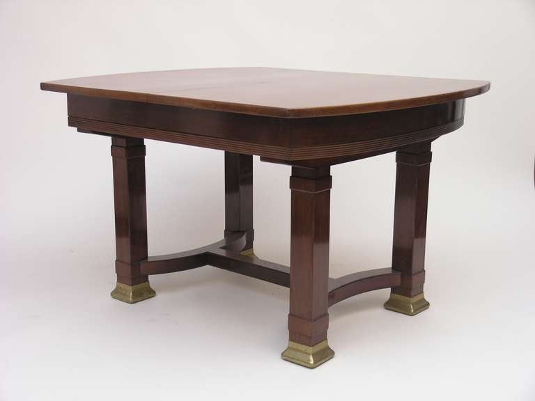 Representative extendable table in mahogany with brass feet, Portois & Fix was an important representative of the Viennese  furniture industry at the turn of the century manufacturing interior furnishings and accessories in different styles but also