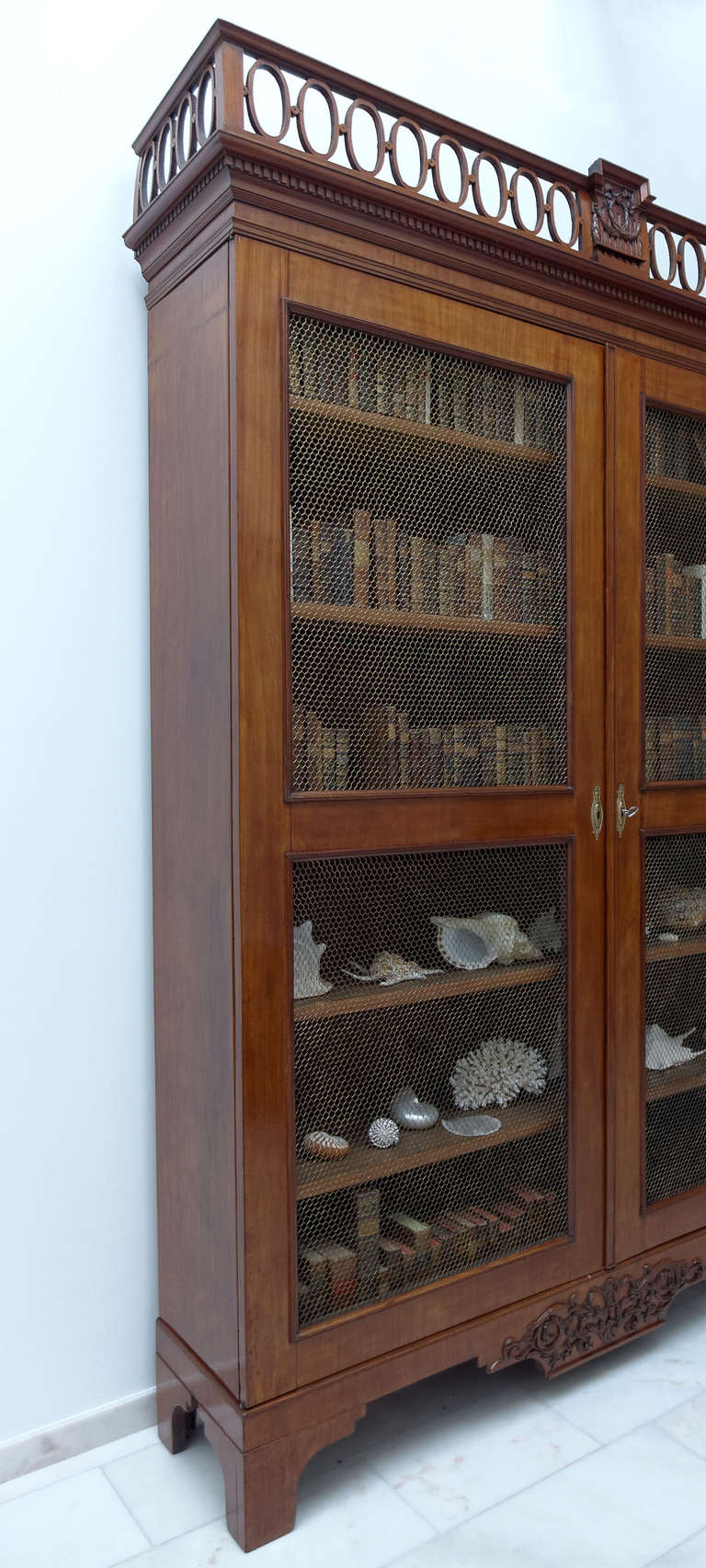 Neoklassizistisches und beeindruckendes Mahagoni-Bibliotheks-Bücherregal aus dem späten 18. Jahrhundert (Neoklassisch) im Angebot