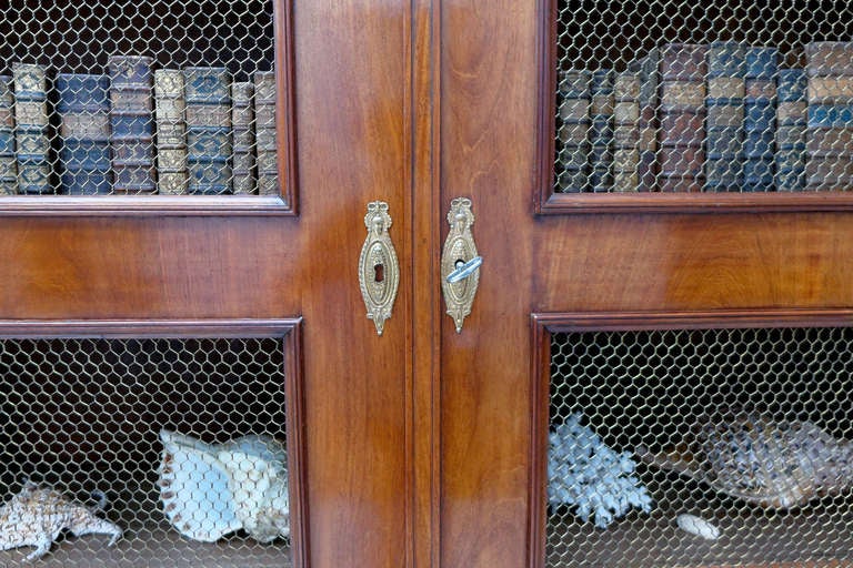 Fine and Impressive Late 18th Century Neoclassical Mahogany Library Bookcase In Good Condition For Sale In Worpswede / Bremen, DE