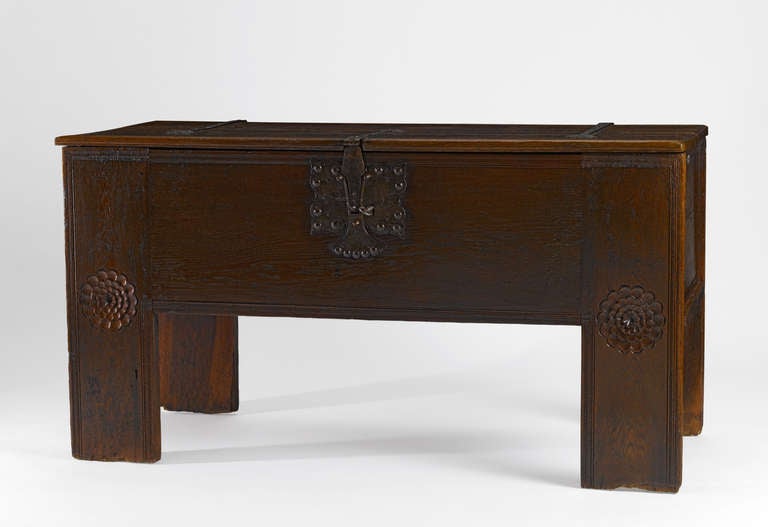 Una cassapanca in legno di quercia tedesca del XVII secolo (