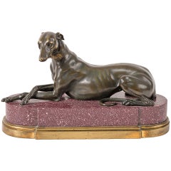 Elegante französische Bronzefigur eines Windhundes aus dem frühen 19. Jahrhundert auf Porphyrsockel