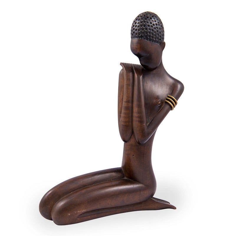 Starting in the 30s, the Werkstatte Hagenauer produced objects with African backgrounds. In the 50s, these objects experienced a revival and for the first time, male African sculptures were displayed and the product range of animals was widened.
