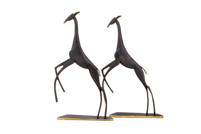 Starting in the 30s the Werkstatten Hagenauer produced objects with afrikan backgrounds. Following the trend of the time, Hagenauer begann to sell negrid sculptures and afrikan animals. In the 50s these objects experienced a revival and for the