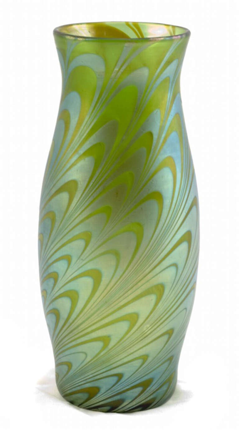 The year 1898 was the year of birth of the phaenomen genre decors and one of the first phaenomen decors was the one with the number 7624. The elegant waveoptic silver style and the green glasscolour gives this vase an exclusive and elegant style.