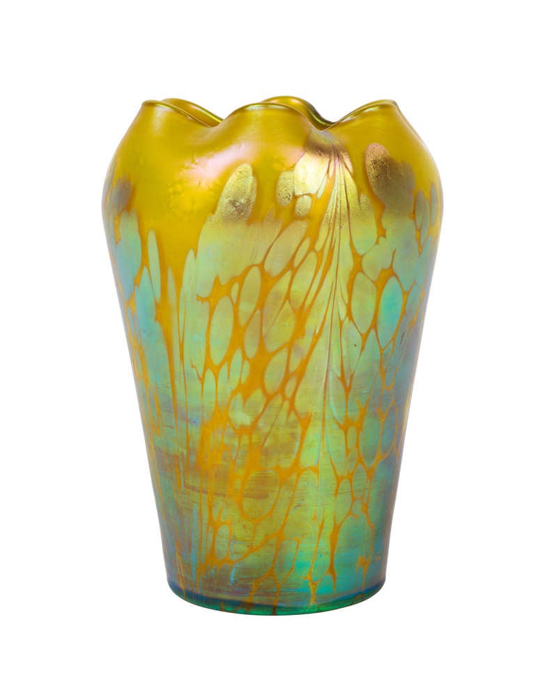 This vase is beautiful example of a creation of Loetz with the Medici decoration. The Medici decoration genre was invented in the year 1902. Silberkröselzungen were applied on different colours of foundations which were iridescent by themselves. The