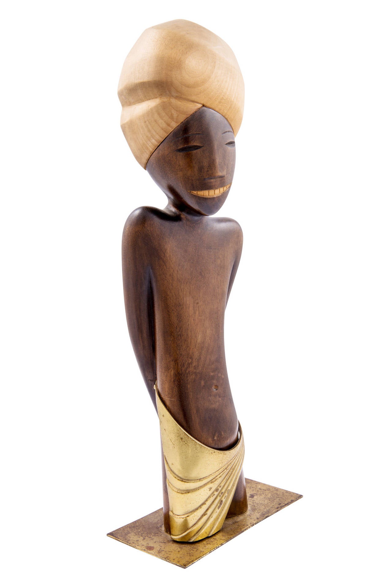 Starting in the 1930s, the Werkstatte Hagenauer produced objects with African backgrounds. In the 1950s, these objects experienced a revival and for the first time, male African sculptures were displayed and the product range of animals was widened.