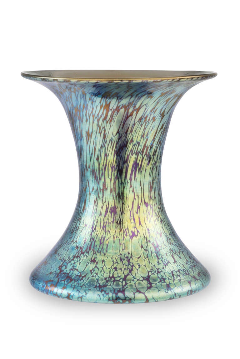 This vase stands out due to its intense, blue colours and the very elegant, iridescent and ruby-red undercoating. The combination of these two elements lends this vase an amazing look and appearance. The rare signature in the shape of a circle over