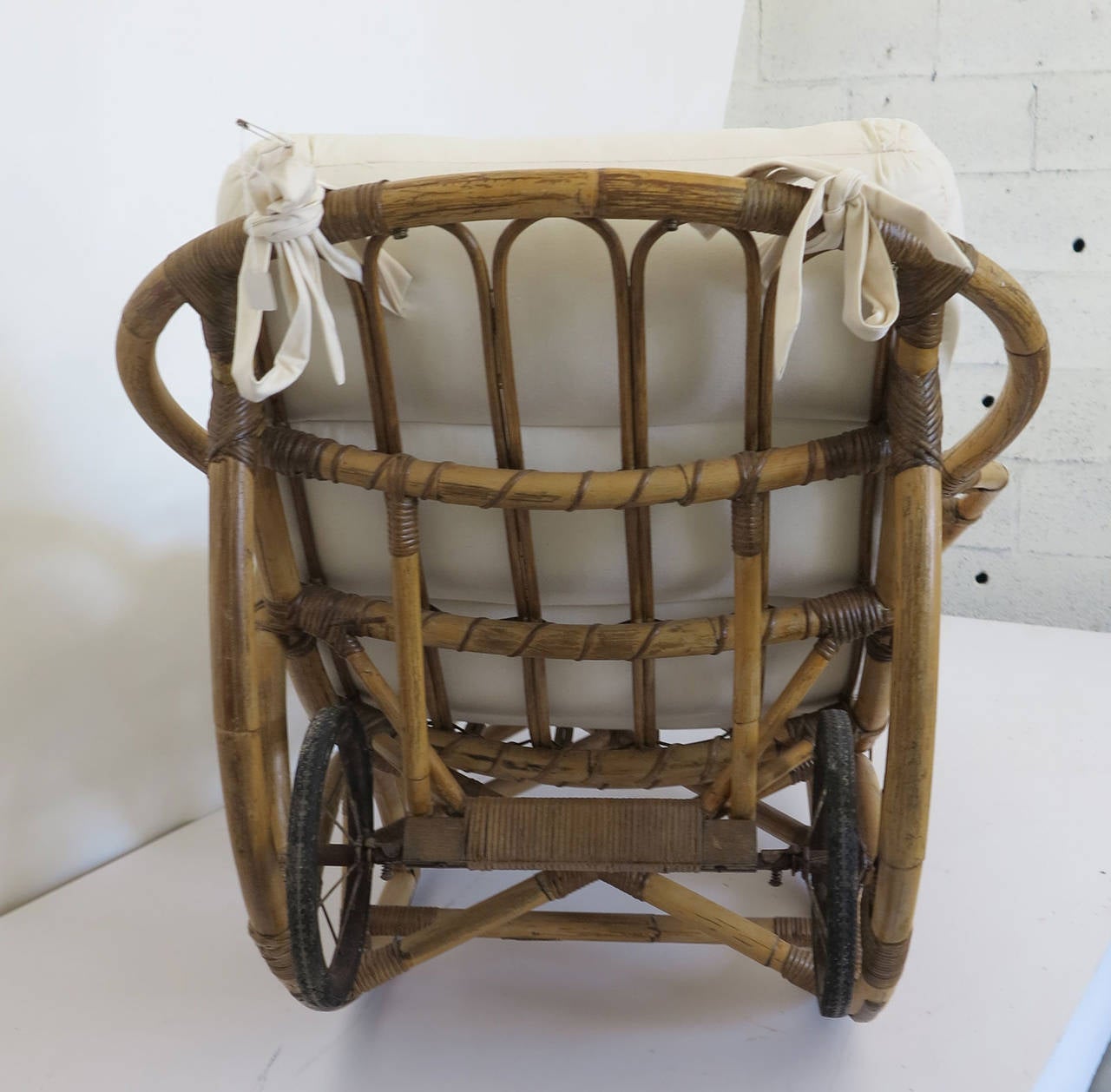 Vintage Rattan Chaise Lounge Rocking Chair, circa 1930s In Good Condition In West Palm Beach, FL